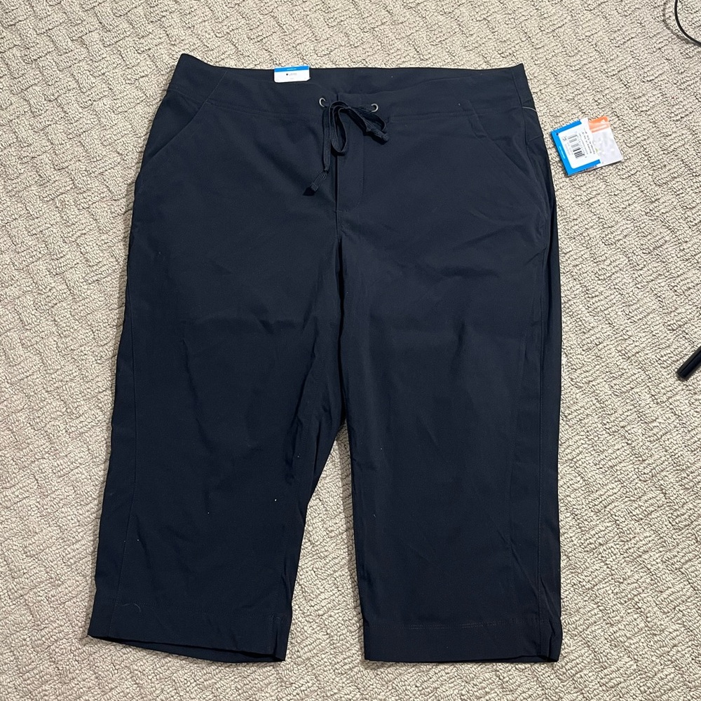 COLUMBIA Active Fit Black Capri Size 14 New!